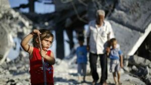 La entrada de ayuda humanitaria en Gaza es limitada; se requieren esfuerzos internacionales más coordinados para satisfacer las necesidades básicas de 2.3 millones de personas.