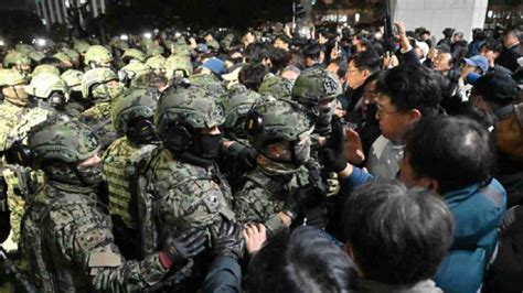 Descubre cómo los planes de ley marcial en Corea del Sur podrían impactar su estabilidad política y confianza en las instituciones democráticas.