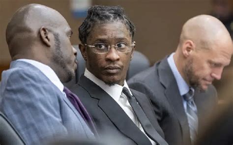 El juicio de Young Thug se pausó tras un apuñalamiento en la corte, resaltando la importancia de la seguridad en estos entornos.