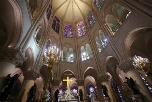 Notre Dame resurge como símbolo de esperanza global tras el incendio de 2019, uniendo esfuerzos para su restauración cultural y arquitectónica.