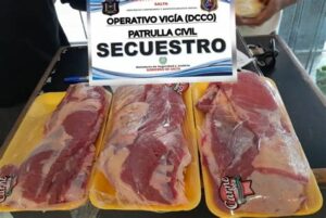 Un robo insólito: Detienen a un hombre por sustraer pasteles de carne valorados en más de £2,000 en Wigan. La comunidad sigue sorprendida y divertida.