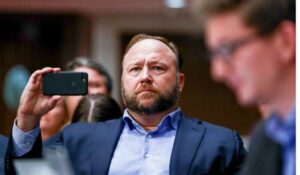 Un fallo judicial bloquea la venta de InfoWars a The Onion, protegiendo los derechos de los acreedores de Alex Jones en un caso legal complejo y controvertido.